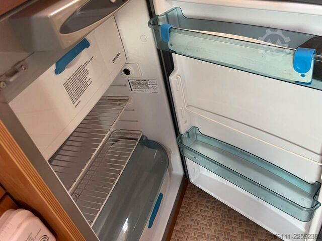 Gjysmë e integruar kamping-makinë DETHLEFFS Van 001 - Festbett - Solar - Klima - TV -