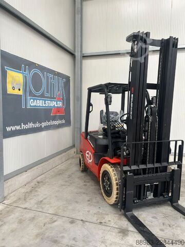Carrello elevatore elettrico a 4 ruote EP EFL353 P