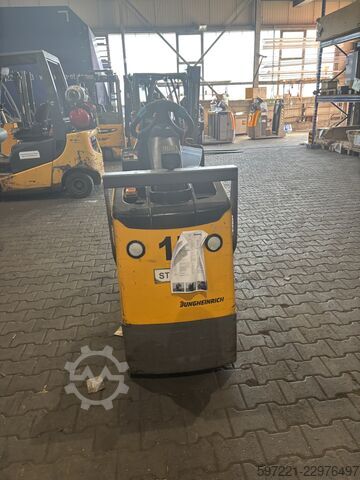 Vučni traktor Jungheinrich EZS130