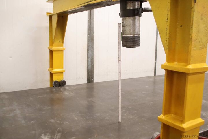 Tvirtinimo plokštė su tiesinimo presu unbekannt 1510/4025/H900 mm