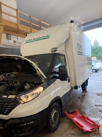 Transporter mit Kofferaufbau Iveco Humbaur