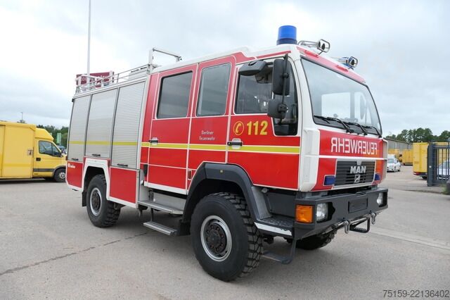 Camião com carroçaria personalizada man 10.224 DoKa LHF 16/12 4x4 Wassertank 850l