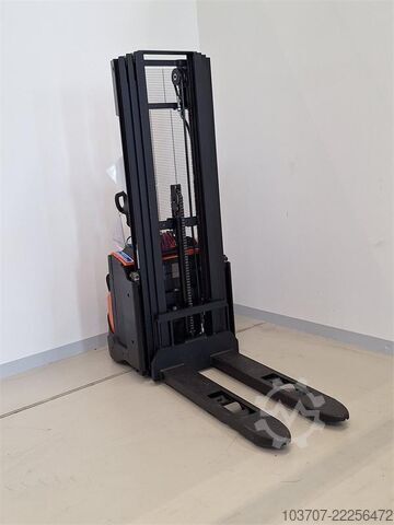 Carretilla elevadora Toyota SWE120L