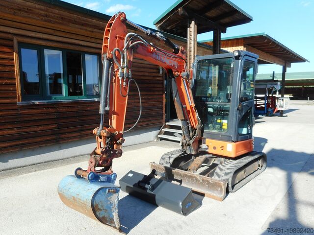 Mini bager Hitachi ZX26U mit POWERTILT
