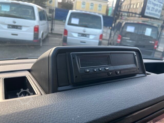 Transporter mit Koffer MAN TGE Kofferaufbau und Ladebordwand -Klima
