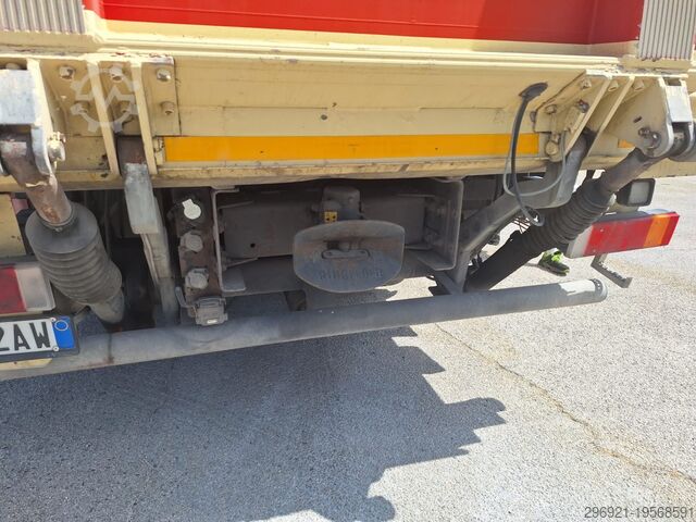 משאית עם משטח שטוח וברזנט DAF XF 105