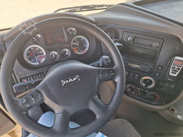 משאית עם משטח שטוח וברזנט DAF XF 105
