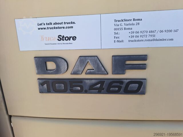 משאית עם משטח שטוח וברזנט DAF XF 105