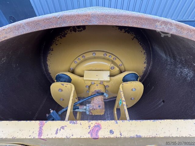 Single drum roller Caterpillar CS64B