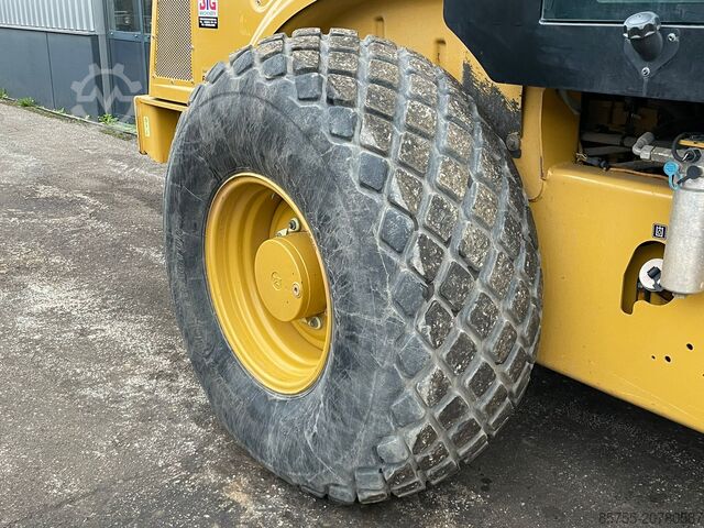 Yksi rulla Caterpillar CS66B