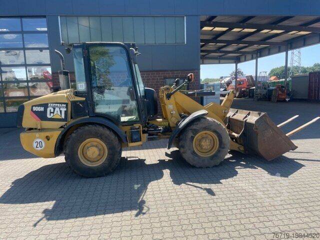 Máy xúc lật bánh lốp Caterpillar 906 H Schaufel + Gabel