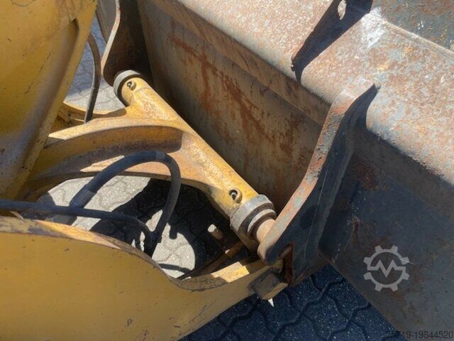 Máy xúc lật bánh lốp Caterpillar 906 H Schaufel + Gabel