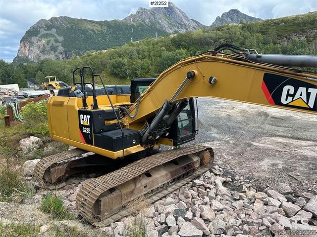 Telakaivukone Caterpillar 323E excavator w/ 3 buckets.