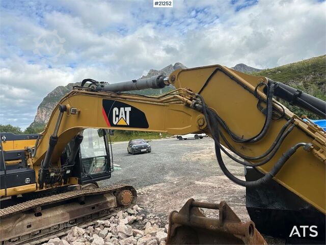Telakaivukone Caterpillar 323E excavator w/ 3 buckets.