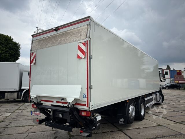 Vrachtwagen met kastopbouw, 2 ton laadklep Volvo FM 330 , 6x2