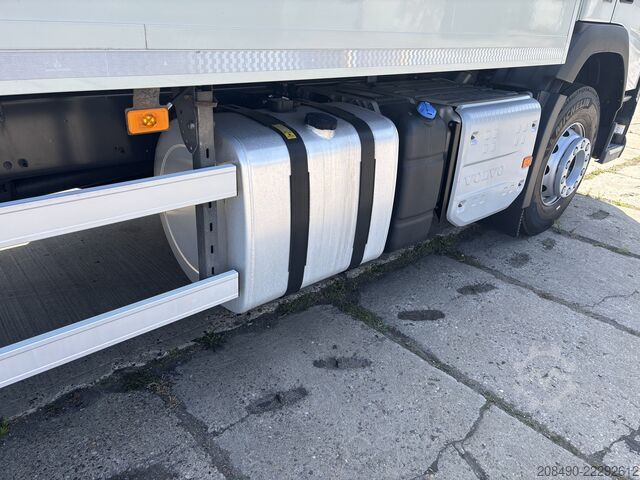 Tovornjak s kesonsko nadgradnjo / 2 t dvigalo za nakladanje Volvo FM 330 , 6x2, 23 Pal., 2 t LBW