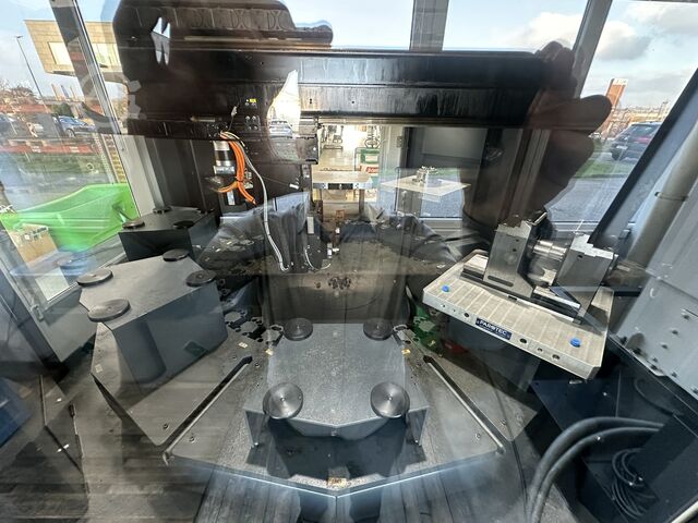 ศูนย์เครื่องจักรกลพร้อมเครื่องเปลี่ยนพาเลท Makino D500