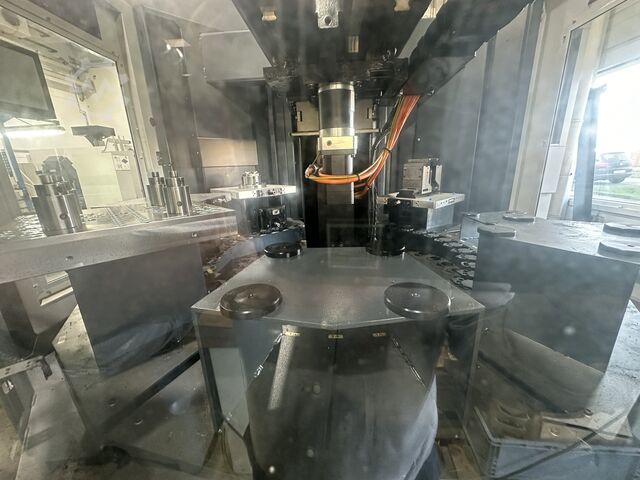 ศูนย์เครื่องจักรกลพร้อมเครื่องเปลี่ยนพาเลท Makino D500