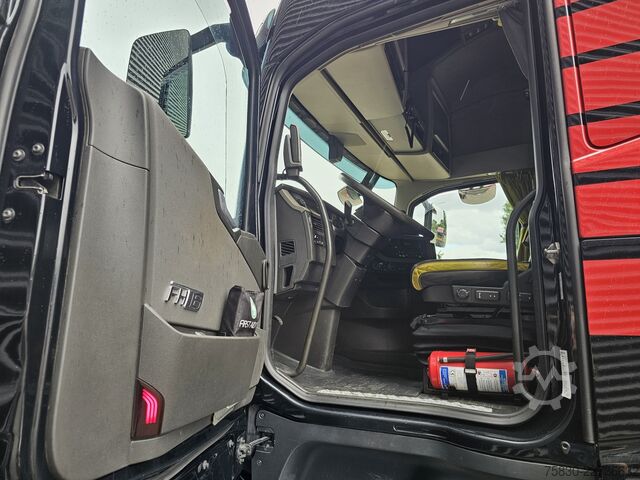 वोल्वो FH16.750 8x4 / 260T / रिटार्डर / फुल एयर Volvo FH16.750 8x4 / 260T / RETARDER / FULL AIR