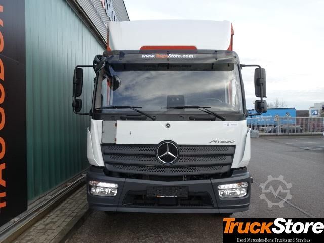 Flaklastbil med kapell  Atego 1530 L