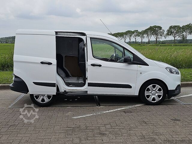 รถสเตชั่นแวกอนหลังคาสูง FORD COURIER