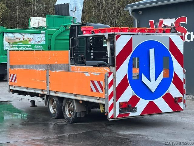 مقطورة مفتوحة HUMBAUR HBT Verkehrsleitanhänger mit Leuchtanlage