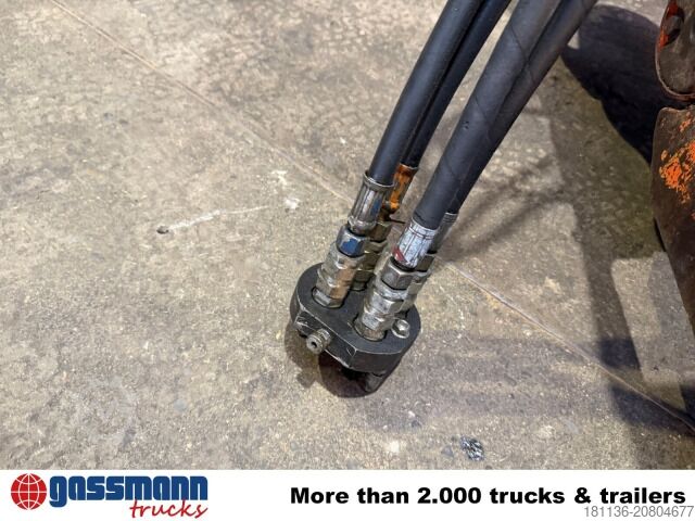 Kravas automašīnai uzstādīts celtnis Kinshofer KM 605-200