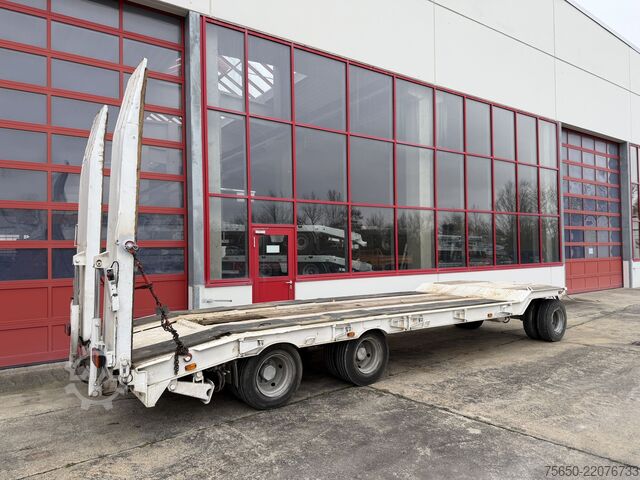 Lavtloader trailer Müller Mitteltal T3  3 Achs Tiefladeranhänger