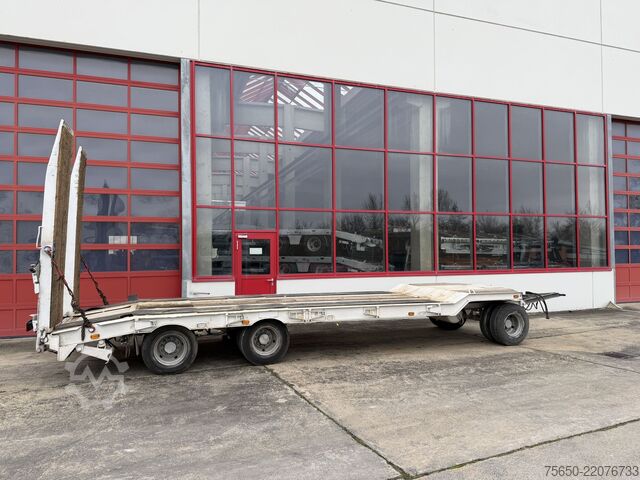 Lavtloader trailer Müller Mitteltal T3  3 Achs Tiefladeranhänger