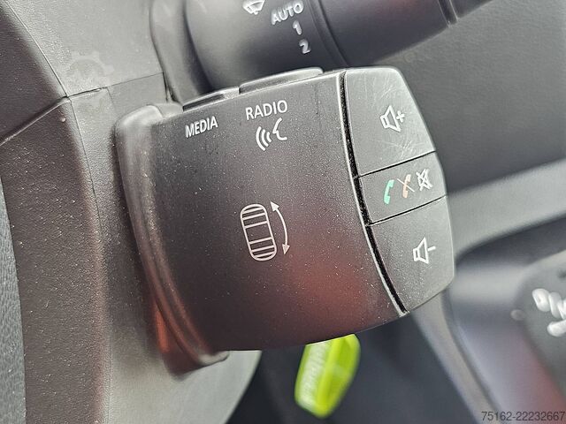 Mobil station wagon beratap tinggi RENAULT MASTER 2.3 L2H2 Dubbele Cabine