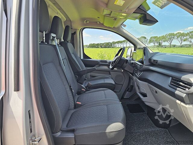 Mobil station wagon beratap tinggi FORD TRANSIT CUSTOM 2.0 L2 LIMITED 170Pk Nav