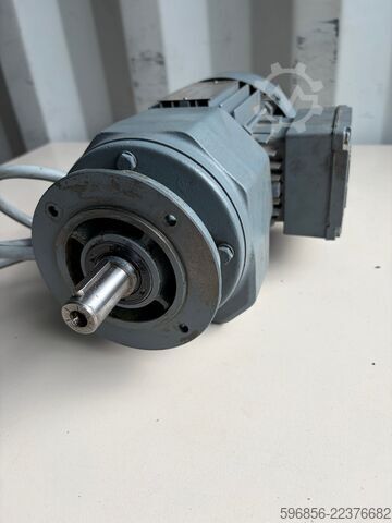 Motoreduktor SEW-Eurodrive RF32DT71D6 0,25 kW 36 obr./min i=24,17 3-fazowy Motoreduktor SEW-Eurodrive RF32DT71D6 0,25 kW 36 obr./min i=24,17 3-fazowy