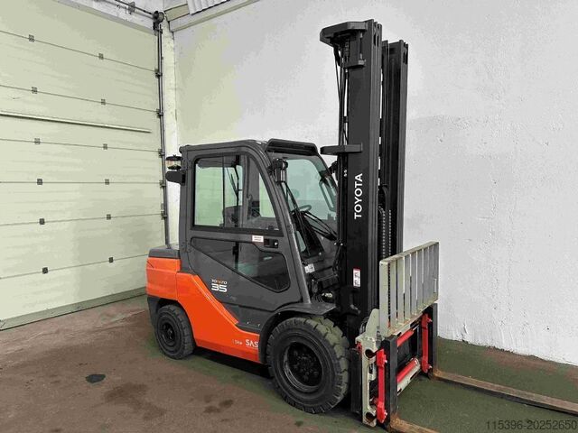 Chariot élévateur à fourche diesel Toyota 52-8FDJF35 - TRIPLEX - NEUWERTIG