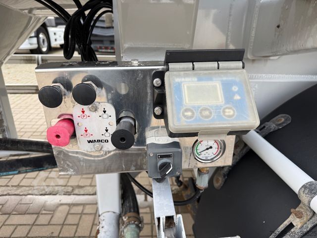 Siilo-puoliperävaunu KÄSSBOHRER Zementsilo 35 m³/3- Achsen/BPW Achsen