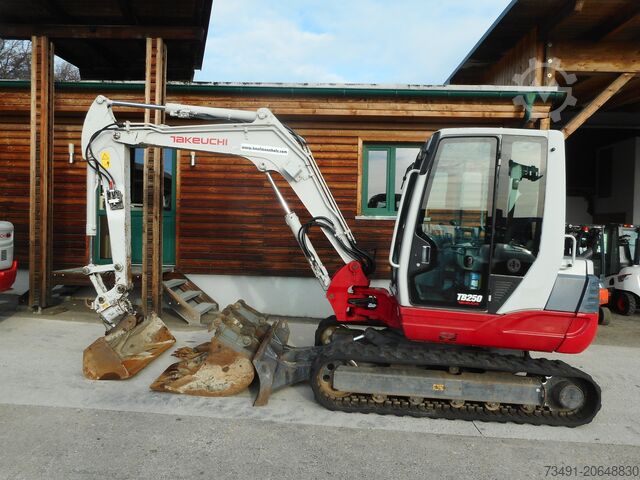 Minikoparka Takeuchi TB 250 mit POWERTILT