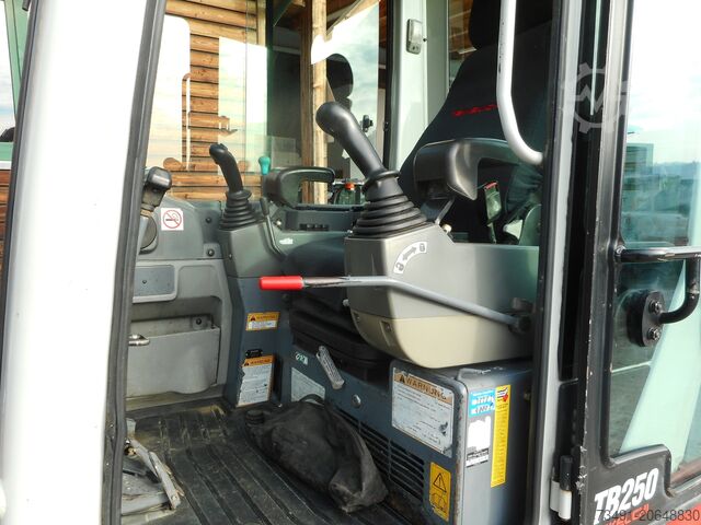 Minikoparka Takeuchi TB 250 mit POWERTILT