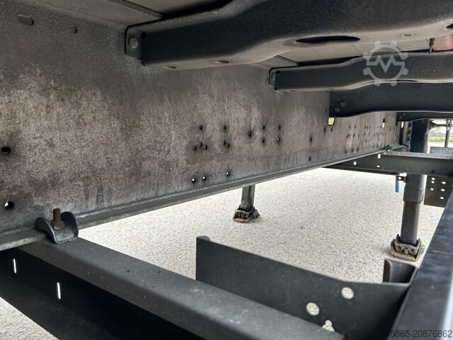 حقيبة سفر Schmitz Cargobull SCB S3B / Box Trailer / 2x Liftas / APK TUV 10-26