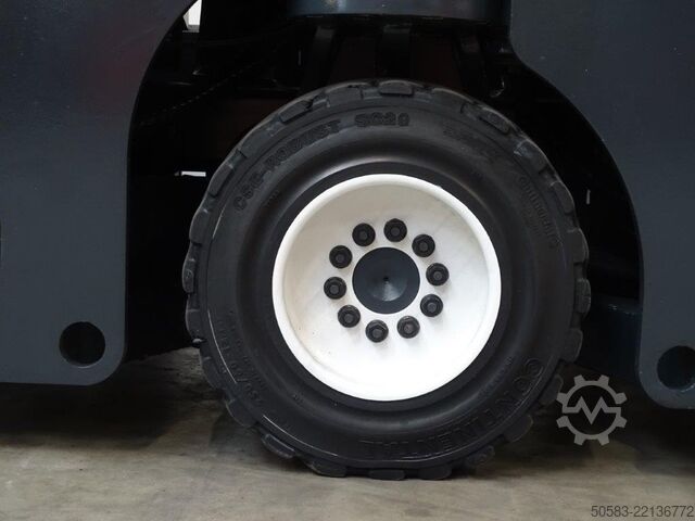 4ウェイ・サイドローダ Combilift C3000