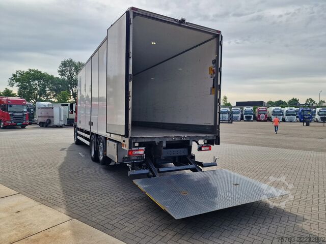 Suitcase Volvo FM 370 Globetrotter 6x2*4 - Box with sidedoors ...