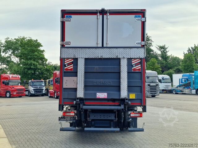Suitcase Volvo FM 370 Globetrotter 6x2*4 - Box with sidedoors ...