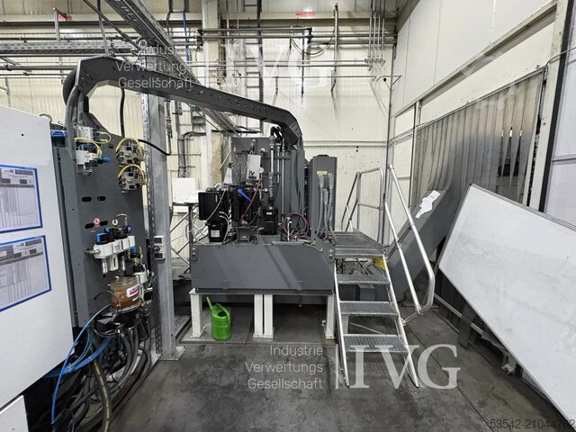 Vertical CNC machining center with workpiece changer CHIRON FZ 15 W