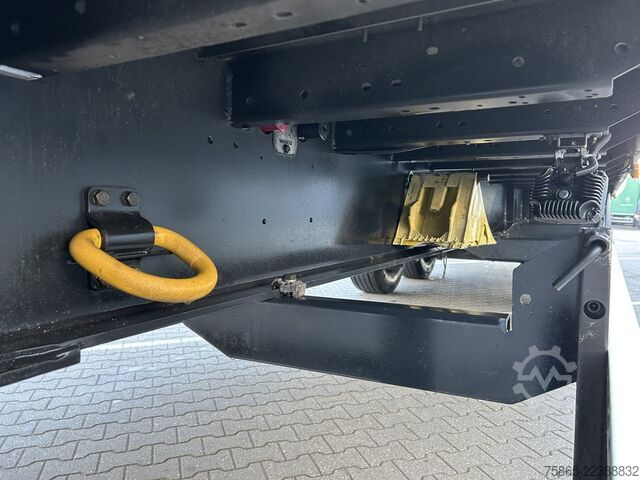 Kässbohrer Maxima XJ2 / Box / Laadklep 2500 kg / Liftas