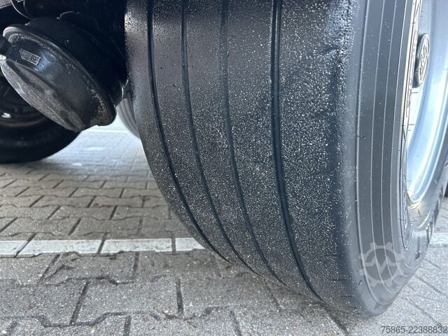  Kässbohrer Maxima XJ2 / Box / Laadklep 2500 kg / Liftas