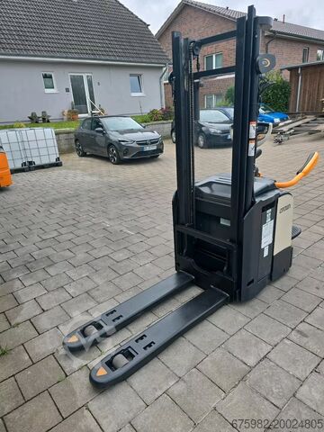 Sürücü platformuna sahip istifleyici CROWN ETi 4040