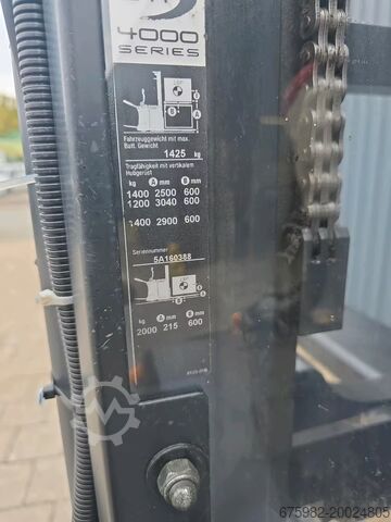 Sürücü platformuna sahip istifleyici CROWN ETi 4040