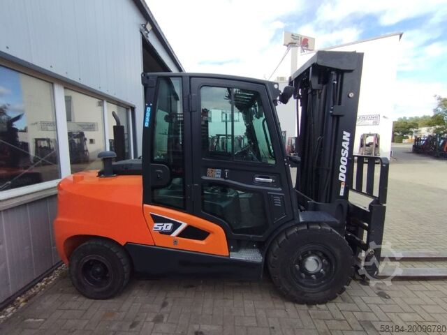 Xe nâng động cơ diesel Doosan D50C-9