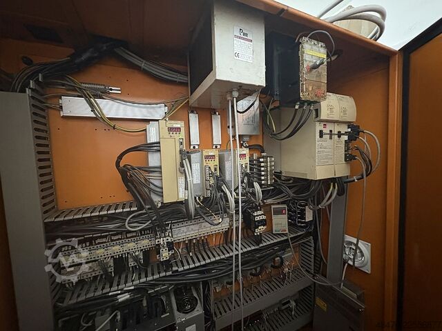 ศูนย์เครื่องจักรกลแนวตั้ง HURCO VMX24