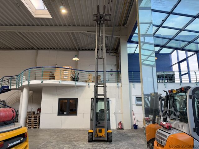 Elektrinis keturių ratų krautuvas Jungheinrich EFG 320 / 4586 Std.