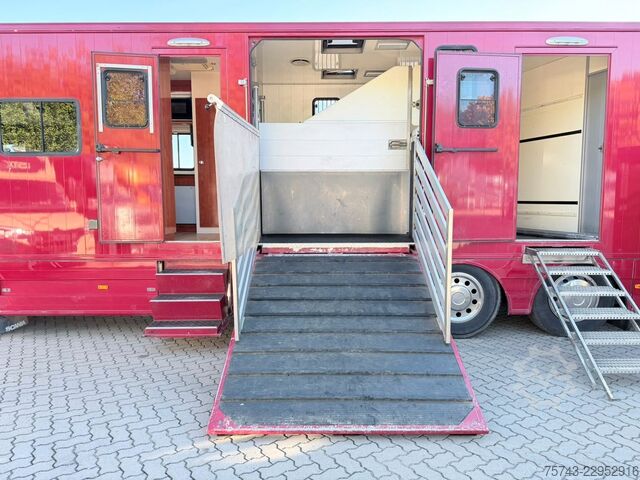 Kamion për transport bagëtish SCANIA P320 EHC Aufbau 6-7 Pferde Wohnung