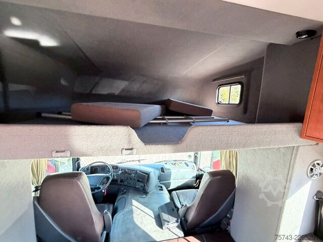 Kamion për transport bagëtish SCANIA P320 EHC Aufbau 6-7 Pferde Wohnung